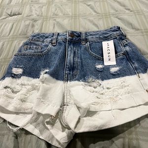 🔥SALE🔥adorable Brand New PACSUN jean shorts on size 23. White and faded Jean.